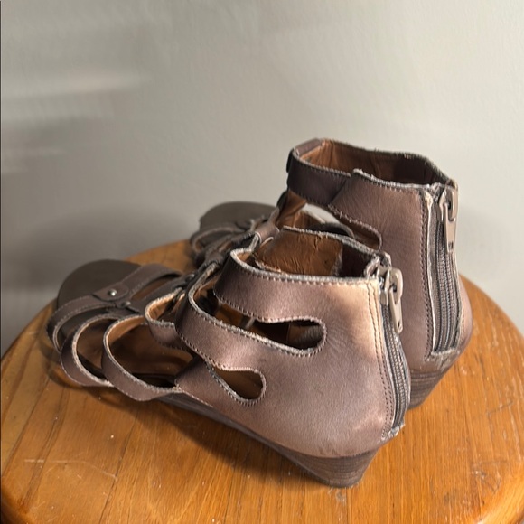 Brown Gladiator Sandals with Lace-Up Design - Picture 4 of 7